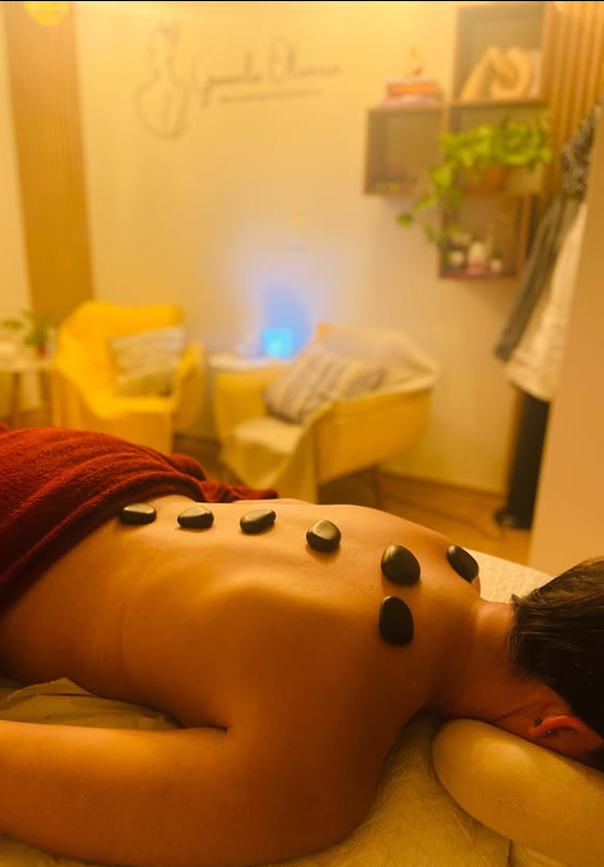 Massoterapia com pedras quentes